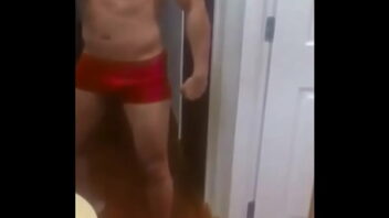 Primo cueca vermelha no banheiro gay