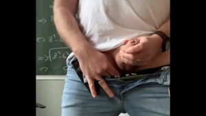 Professor come gay na sala de aula