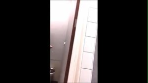 Provocando dentro do banheiro publico gay porno
