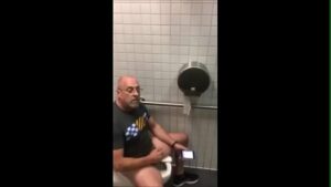 Punheta banheiro público gay porno