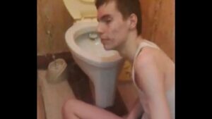 Punheta gay no banheiro solo