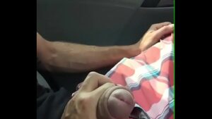 Punheta mão amiga gay no carro