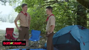 Putaria gay entre rapazes no acampamento