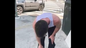 Rapaz bunda grande na rua gay