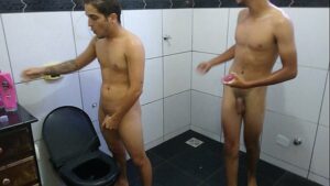 Seco gay entre irmãos durante o banho