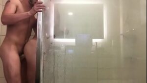 Sex gay peguei meu irmão no chuveiro