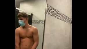 Sexao gay no banheiro da acadêmia