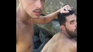 Sexo a tres gay na praia pornohub