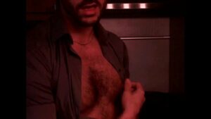 Sexo gay alisando peito peludo