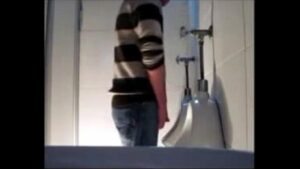 Sexo gay amador boquete e cuzinho no banheiro