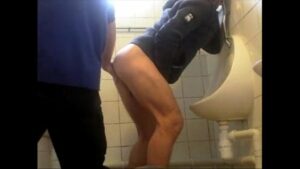Sexo gay banheiro parrudo