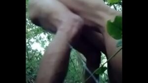 Sexo gay brasileiro com pirocudos fortoes fazendo caminhada no mato