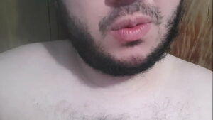 Sexo gay com gordinho barbudo