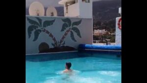 Sexo gay com loiro na piscina