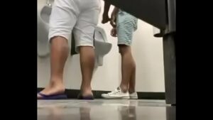Sexo gay flagras brasileiro banheiro