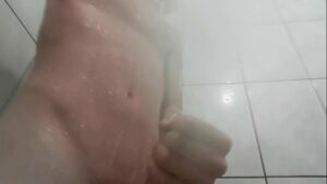 Sexo gay homens lindos fazendo safadeza no banho