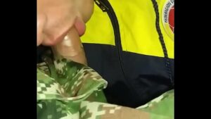 Sexo gay mamando soldado escondido