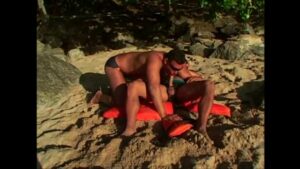 Sexo gay na praia sunga