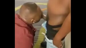 Sexo gay negro viado pau gigante em pé mundo bicha