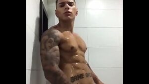 Sexo gay no banho coletivo