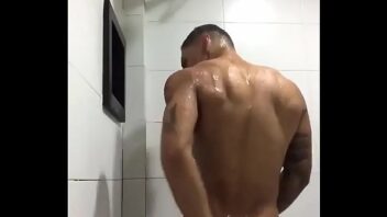 Sexo gay no banho compartilhado