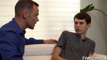 Sexo gay pai ajudando o filho a estudar