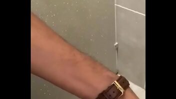 Sexo gay trepando no banheiro brasil