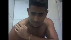 Sexo macho punheta banho gay