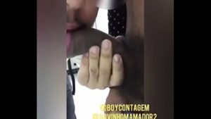 Sexo novinho gay pagando boquete no banheiro