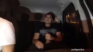 Sexo oral dentro do carro gay
