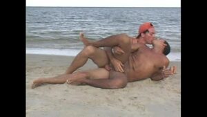 Sexso gay no mar da praia