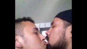 Strong gay nan kiss