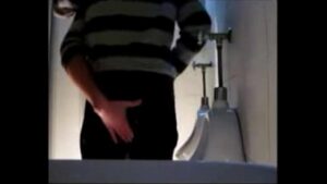 Teen emo blowjob gay no banheiro