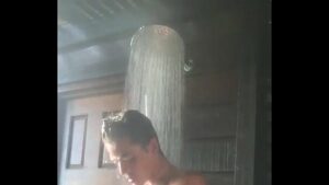 Tio tomando banho gay