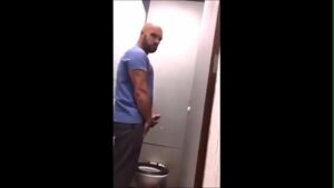 Tiozão gay comeu o trintão gay no banheiro da rodoviaria