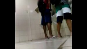 Tranza gay no.banheiro publico xvideo