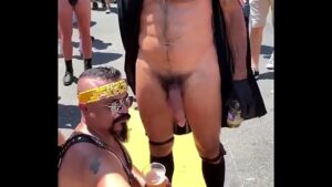 Travestir cruzificada na parada gay
