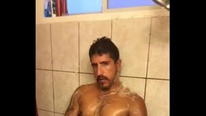 Vendo o cara batendo punheta no banho porno gay
