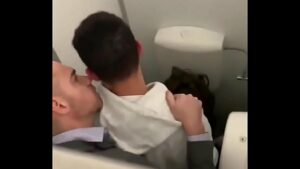 Video amador gay no banheirão camera escondida