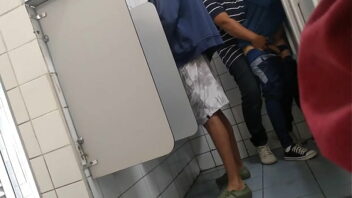 Video amador gay trepando banheiro público