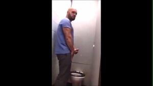 Video banheiro sujo assustando com o tamanho gay