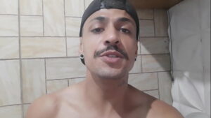 Video brasileiro de um gay com doi travestis no mote