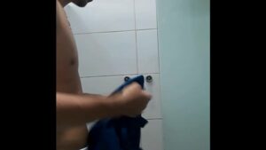 Video de gay filmando escondido o primo batendo punheta