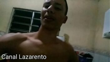 Vídeo de pessoas tirando a cueca gay