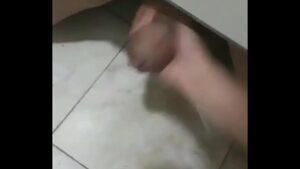 Video de punheta gay banheiro