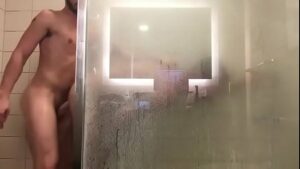 Vídeo de sexo caseiro gay no banho