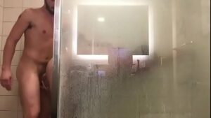 Video de sexo comendo amigo gay no banheiro