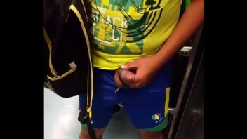 Video de sexo oral gay no metro