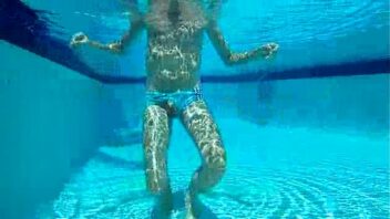 Video erotico gay com carinhoso na piscina