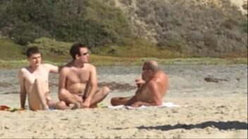 Video flagra putaria praia nudismo lotada dois gays